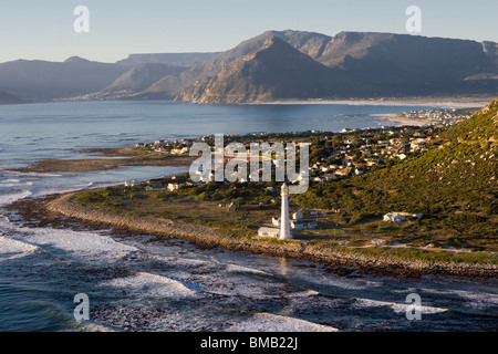 Vue aérienne de Slangkop phare, village, montagnes de l'ouest de Cap de Bonne Espérance, de la côte d'Afrique du Sud Banque D'Images