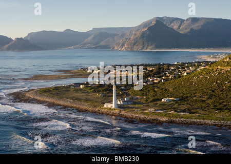Vue aérienne de Slangkop phare, village, montagnes de l'ouest de Cap de Bonne Espérance, de la côte d'Afrique du Sud Banque D'Images