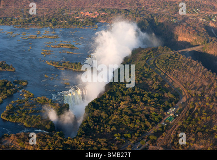 Vue aérienne de magnifiques chutes Victoria, Misty 1 des 7 merveilles naturelles du monde et du pont à la frontière de la Zambie et du Zimbabwe Banque D'Images