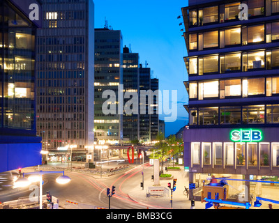 Vue de nuit de Sergels Torg, central public square et centre culturel Kulturhuset à Stockholm, Suède Banque D'Images