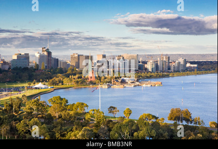 Swan River et Swan Bell Tower à Perth, Australie occidentale Banque D'Images