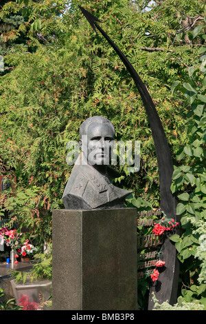 Tombe du Maréchal de l'aviation de l'Union soviétique Alexander Golovanov au cimetière Novodievitchi à Moscou, Russie Banque D'Images