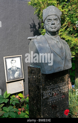 Tombe de la fédération soviétique, le colonel-général David Dragunsky réservoir au cimetière Novodievitchi à Moscou, Russie Banque D'Images