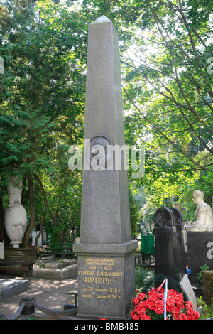 La tombe du révolutionnaire marxiste et homme politique soviétique Gueorgui Vassilievitch Tchitchérine (1872-1936) au cimetière de Novodievitchi Moscou, Russie Banque D'Images