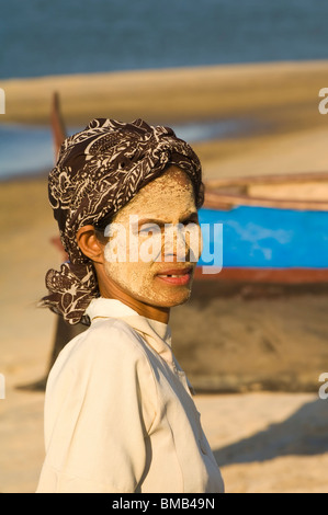 Femme visage avec protection solaire près d'un village de pêcheurs, Morondava, Madagascar Banque D'Images