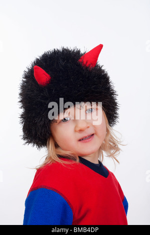 Boy wearing cap avec cornes - isolated on white Banque D'Images