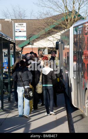 Les passagers d'un bus à un arrêt de bus en Angleterre Banque D'Images