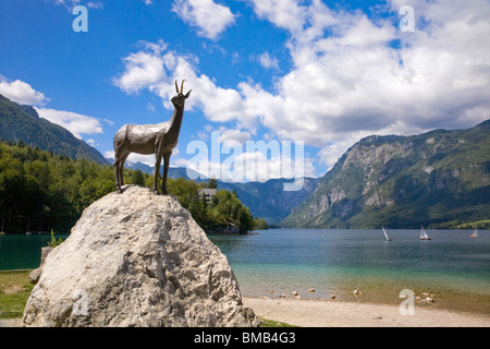 Sculpture de Zlatorog, le mythique chamois avec des cornes d'or, au bord du lac de Bohinj, parc national du Triglav, en Slovénie Banque D'Images