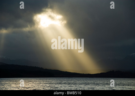 Rayons de Soleil sur le Loch Garry, Lochaber, Ecosse, Royaume-Uni Banque D'Images