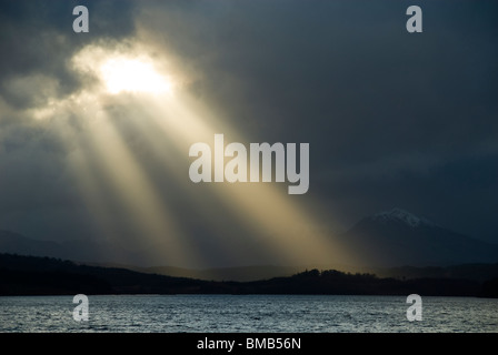 Rayons de Soleil sur le Loch Garry, Lochaber, Ecosse, Royaume-Uni Banque D'Images