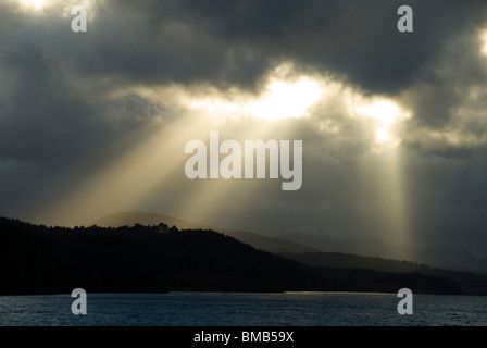 Rayons de Soleil sur le Loch Garry, Lochaber, Ecosse, Royaume-Uni Banque D'Images