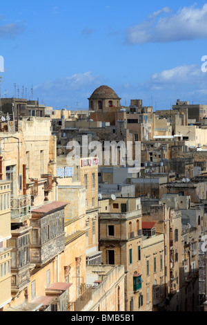 Une vue sur les toits de la ville de La Valette Malte île méditerranéenne ciel bleu et nuages Banque D'Images