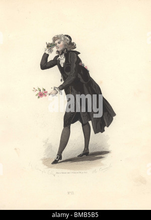 Dandy en costume noir, culottes et bas, tenant une branche de fleurs et de regarder à travers un télescope de poche. Banque D'Images