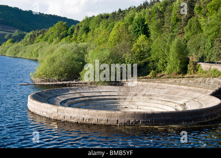 Débordement de géant pour l'excès d'eau avec le roi George V1 plaque posée cette pierre ladybower reservoir derwent derbyshire peak district Banque D'Images