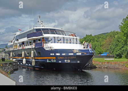 ' Le Seigneur des Glens' laissant Corpach Double verrou sur le Canal Calédonien à Corpach. Banque D'Images