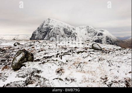 Haut sur les montagnes écossaises, dans des conditions hivernales difficiles. C'est une vue de Buachaille Etive Mor Chrulaiste de Beinn un. Banque D'Images