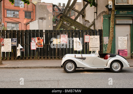 BMW 328 roadster à partir de la deuxième moitié des années 1930 sur un plateau de tournage recréant Berlin au milieu des années 1930 avec les affiches de propagande nazie Banque D'Images