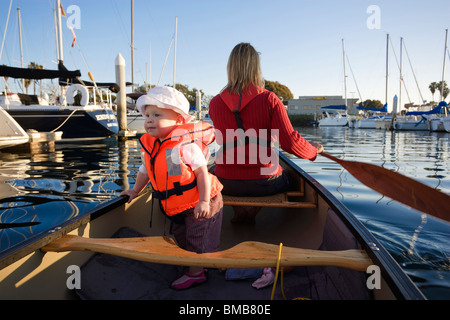 Petite fille et sa mère canoë dans une marina de San Diego, Californie, USA Banque D'Images