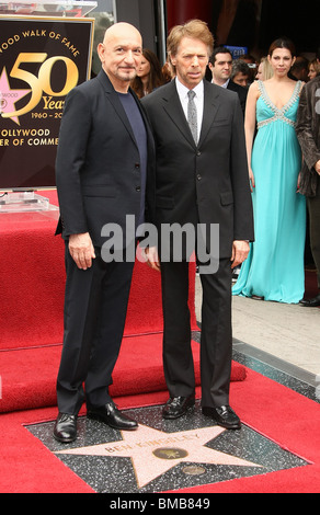 SIR BEN KINGSLEY Jerry Bruckheimer Sir Ben Kingsley honoré avec une étoile sur le Hollywood Walk of Fame HOLLYWOOD LOS ANGELES C Banque D'Images