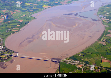 Vue aérienne de la 1 mile de large Severn Bridge qui porte l'autoroute M48 entre l'Angleterre et Pays de Galles vu ici à marée basse. Banque D'Images