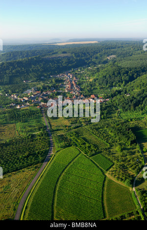 Vue aérienne du village français sur les "pentes eutiliser'. Saint Maurice sous les cotes, région Lorraine, France Banque D'Images