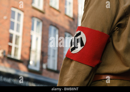 Brassard à croix gammée porté par un acteur jouant le rôle d'un soldat nazi Banque D'Images
