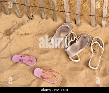 Sandales sont jetés à l'entrée de Jockey's Ridge State Park, la plus grande dune de sable à l'Est des États-Unis. Banque D'Images