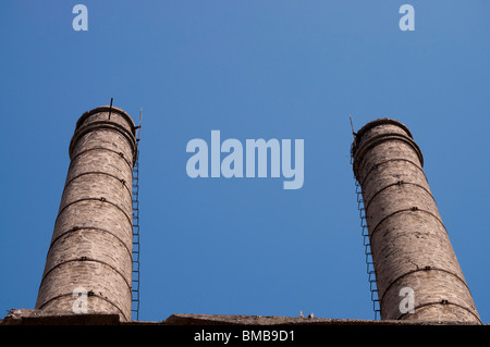 Ancienne usine abandonnée cheminées double en Italie Banque D'Images