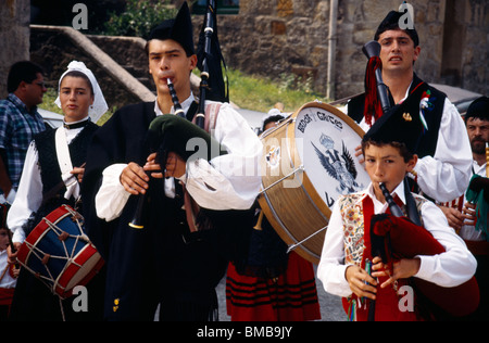 Asturies espagne enfants à jouer de la batterie et à la cornemuse (Procession Maritime ...) de la Vierge del Rosario près de Gijon Banque D'Images