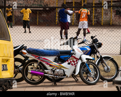 Les motos à Luanda, Angola Banque D'Images