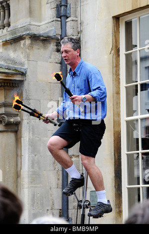 Un incendie le monocycle jongleur manger d'effectuer son acte dans les rues de Bath, Angleterre, Royaume-Uni Banque D'Images