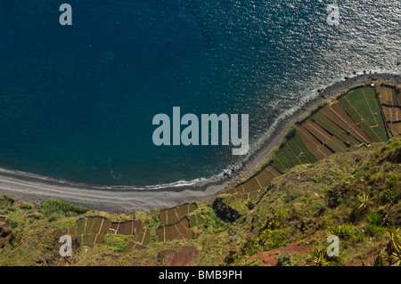 Vue vers le bas du Cabo Girao, l'une des plus hautes falaises du monde, côte sud de Madère, Portugal, Union européenne, Europe Banque D'Images