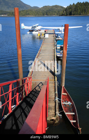 Station d'accueil avec deux hydravions amarrée le long des bateaux et un canoë, Tofino, Vancouver Island, British Columbia, Canada Banque D'Images