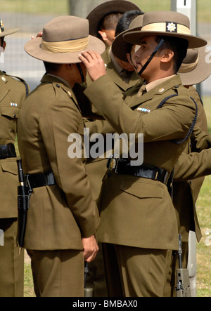 À partir de 10 250 soldats du Queen's Own Gurkha Logistic Regiment (QOGLR) reçoivent leurs médailles à la campagne en Afghanistan Normandie Barr Banque D'Images