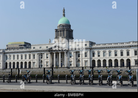 Custom House, Dublin, Irlande - avec des vélos en location en premier plan Banque D'Images