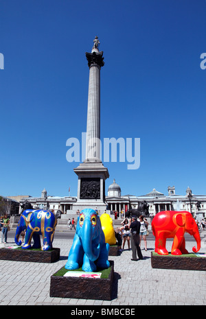 Les éléphants modèle à Trafalgar Square, décoré pour vente aux enchères de bienfaisance à Sotheby's Londres. Banque D'Images