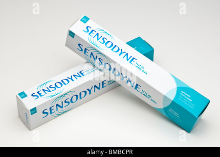 Deux tubes en boîte de dentifrice Sensodyne total care Banque D'Images