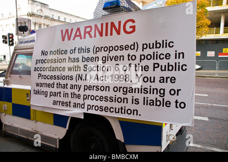 Avertissement sur le côté d'un Landrover police avertissement contre une procession non autorisée Banque D'Images