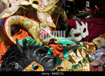 Les masques de carnaval en VITRINE SHOP Banque D'Images