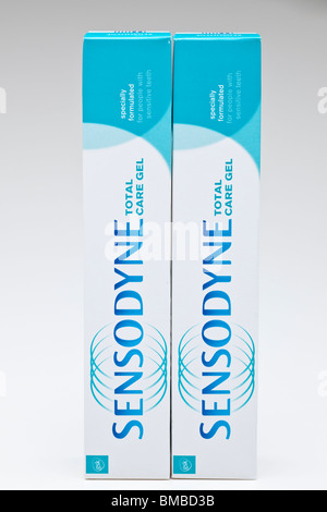 Deux tubes en boîte de dentifrice Sensodyne total care Banque D'Images