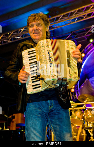 Beppe Carletti, fondateur du groupe et piano, Nomadi en concert, province de Vercelli, Crescentino, Italie, 28.05.2010 Banque D'Images