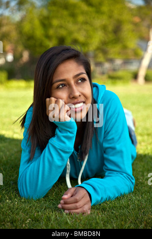 16 ans Hispanic American girl.thoughtful rêver penser assis herbe vue avant M. © Myrleen Pearson Banque D'Images