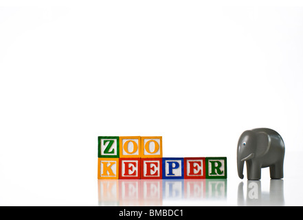 Enfants colorés blocks spelling gardien de zoo avec un éléphant Banque D'Images