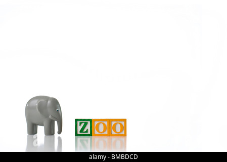 Blocs d'enfants colorés avec un éléphant du zoo d'orthographe Banque D'Images