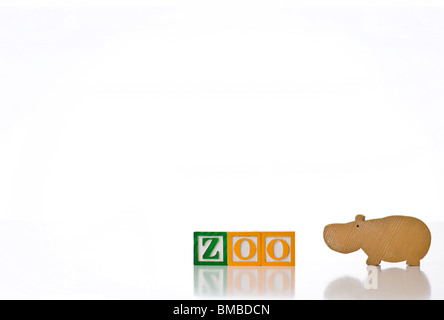 Enfants colorés blocks spelling ZOO avec un hippopotame Banque D'Images