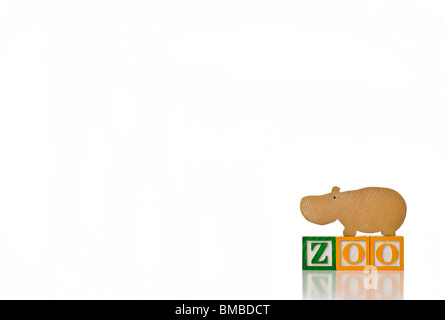 Enfants colorés blocks spelling ZOO avec un hippopotame Banque D'Images