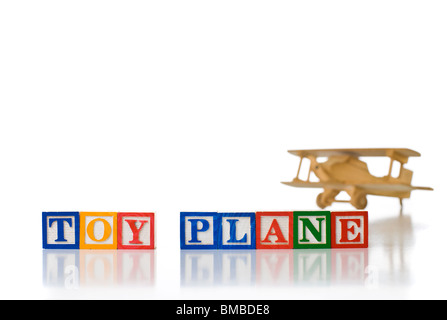 Enfants colorés blocks spelling TOY avion avec un jouet avion en bois Banque D'Images