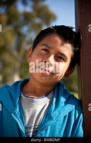 La diversité raciale multi ethnique multiculturelle diversifiée sur le plan racial 10-12 ans en dehors de la vie en contemplant la pensée réfléchie rêver © Myrleen Pearson Banque D'Images