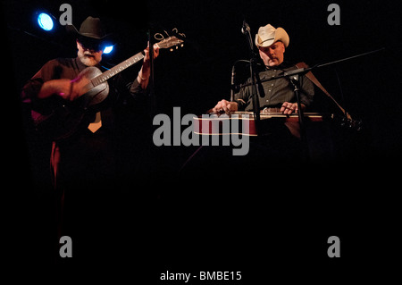 Sheldon Ike et Phil Wade de la Wilders jouant un concert à Belfast Banque D'Images