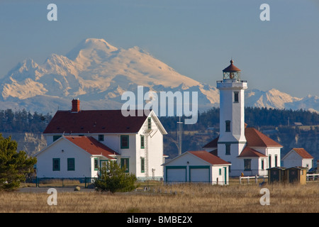 Le Comté de Jefferson, WA Point Wilson Phare sur la péninsule de Quimper avec le mont Baker dans l'arrière-plan Banque D'Images